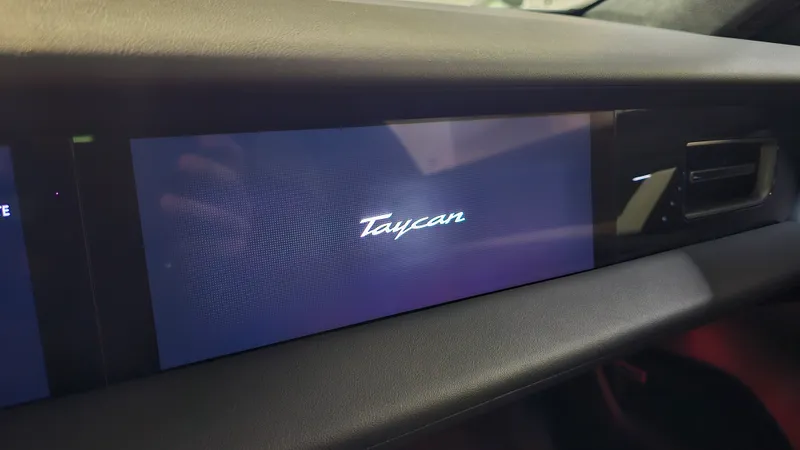 Porsche Taycan foto 17