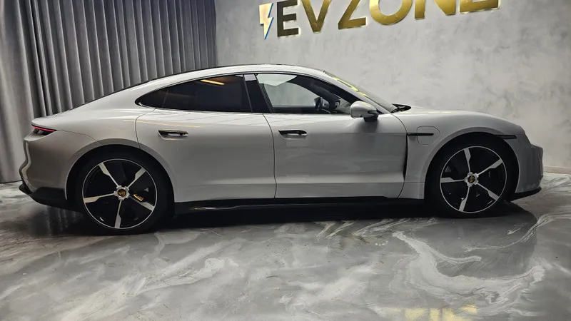 Porsche Taycan foto 8