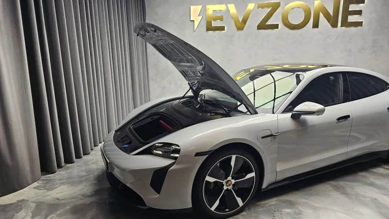 Porsche Taycan foto 27