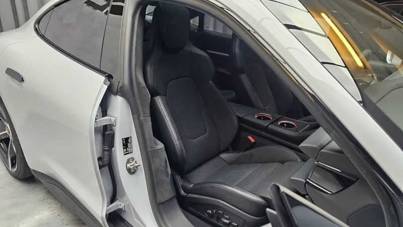 Porsche Taycan foto 20