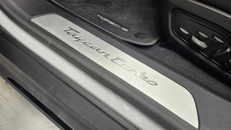 Porsche Taycan foto 33