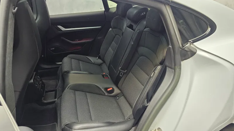 Porsche Taycan foto 22