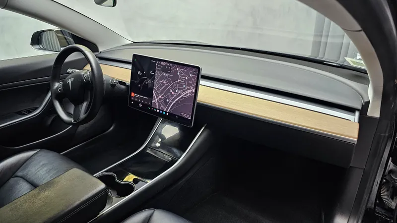 Tesla Model 3 foto 11